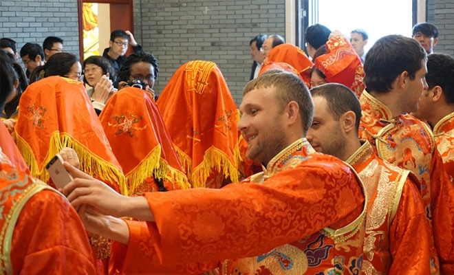 Photo taken on April 23 shows foreigners experiencing Chinese wedding in a church in a flower resort park in Dafeng, Jiangsu province. (Photo by Wang Jingfeng)