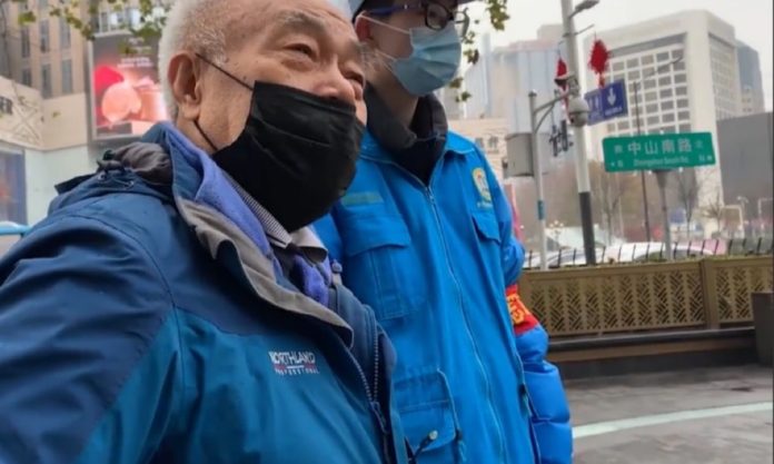 The Nanjinger - Salute to 78-Year-Old Volunteer @ Xinjiekou Metro Station