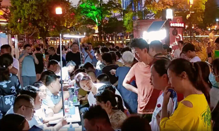 The Nanjinger - Huai’an Doctors Offer Free Consultations in Night Market Clinic