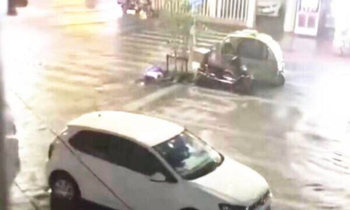 The Nanjinger - Young Couple Thought Electrocuted on Road in Yangzhou Floods