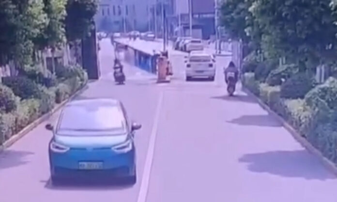 The Nanjinger - E-Bike Rider Attempts to Sue after Hit by Descending Barrier Arm in Wuxi