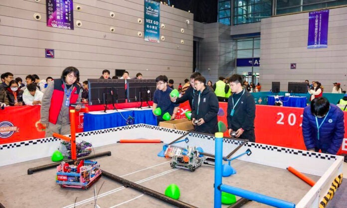 The Nanjinger - 4,000 Attend 1st Ever VEX Robotics Competition in China Held in Wuxi