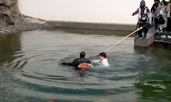 The Nanjinger - Man Saves Women in Suzhou after Security Guards Fail & Onlookers Take Photos