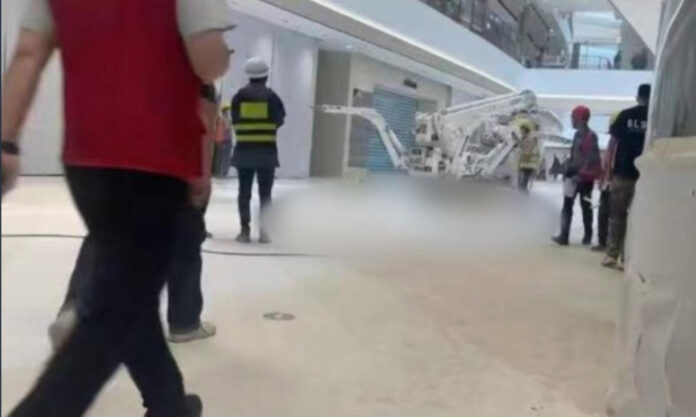 The Nanjinger - Worker Falls to His Death in MixC Mall in Changzhou