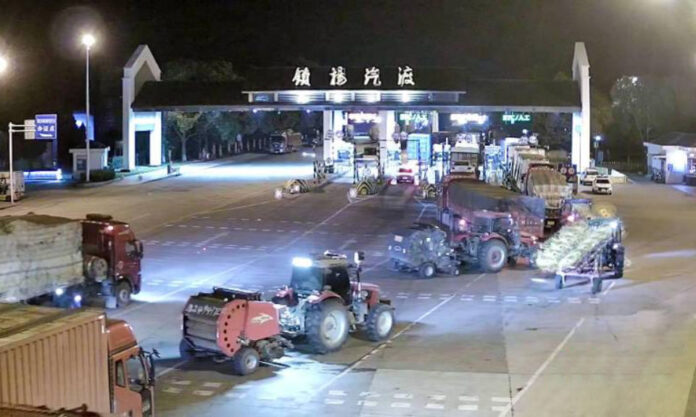 The Nanjinger - Ferry in Zhenjiang Guarantees Agriculture; Gives Priority to Tractors