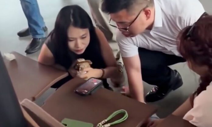 The Nanjinger - Suzhou Girl Steps in to Save Lady Foaming at the Mouth in Chongqing Airport
