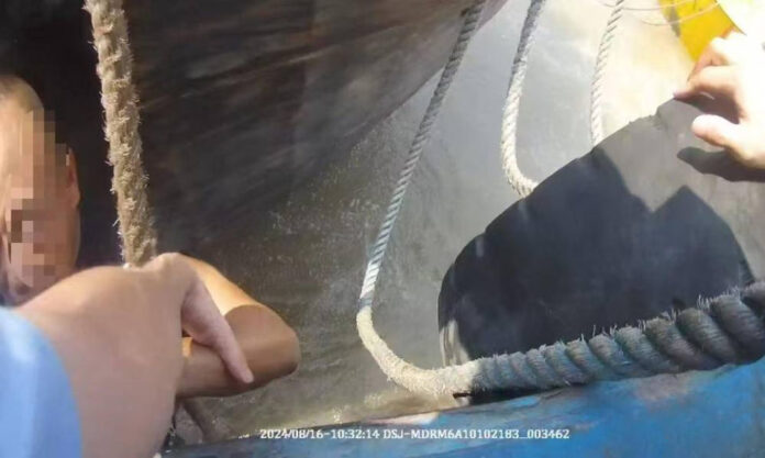 The Nanjinger - Crew Member Falls Between 2 Ships in Zhenjiang; Narrowly Avoids being Crushed