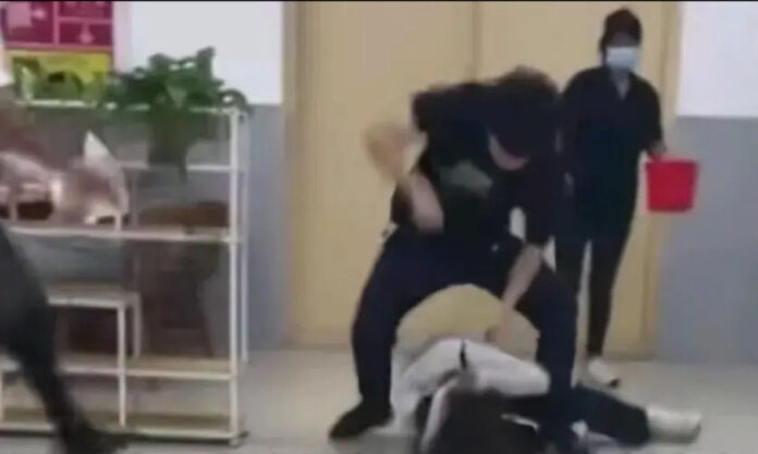 The Nanjinger - Boy Beats Girl to the Floor in Dispute over Seating at Jiangsu Normal University