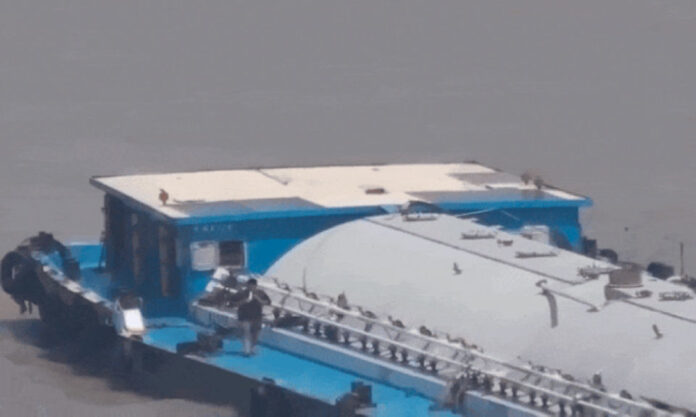 The Nanjinger - Drones Police Ship Crewmen Throwing Rubbish into Yangtze River in Suzhou