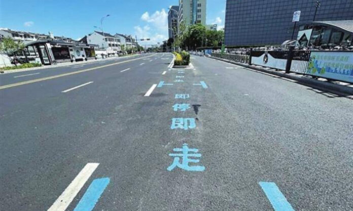 The Nanjinger - Suzhou’s Blue Road Markings Try to Curb Ride Hailing Drivers’ Random Stops