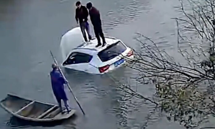 The Nanjinger - 73 year Old Man Saves 2 by Boat after Car Careers into Lake in Suzhou