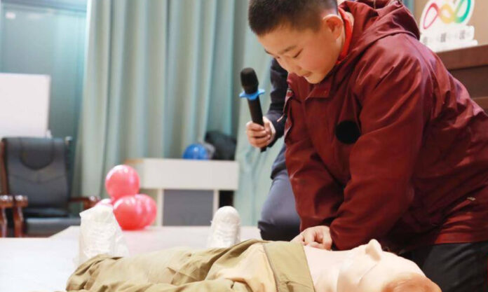 The Nanjinger - Electrocution! Primary School Students in Suqian Receive CPR Training