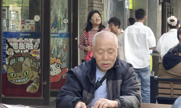 The Nanjinger - 80 Year Old Man in Nanjing Lights up Social Media Selling Newspapers for 40 Years