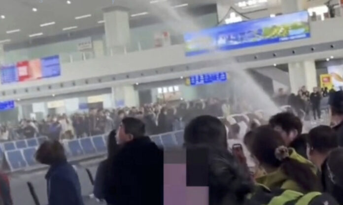 The Nanjinger - Water Canon in Huai’an East Railway Station Malfunctions, Drenching Waiting Passengers