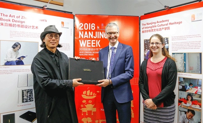 Zhu Yingchun(left) donates a special version of Bookworm to the British Library.