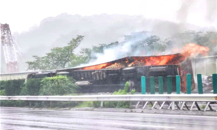 The Nanjinger -10000 iPhones Destroyed in Fire on Nanjing-Shanghai Highway