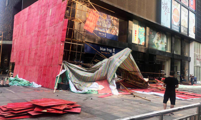 The Nanjinger - 2 Injured in Scaffold Collapse Outside Blue Frog in Nanjing