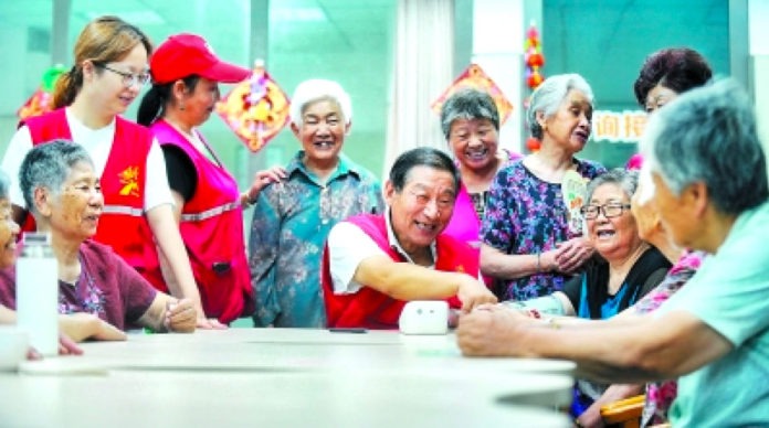 The Nanjinger - Nanjing Volunteer Helps Elderly; 30,000 Steps a Day for 46 Years The Nanjinger - Nanjing Volunteer Helps Elderly; 30,000 Steps a Day for 46 Years
