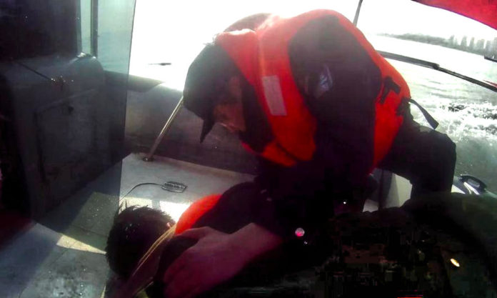 The Nanjinger - Man Survives 70-Metre Jump from Bridge After Suicide Attempt