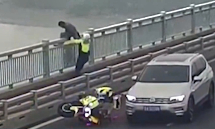 The Nanjinger - Suicide Attempt on Yangtze River Bridge Thwarted by Traffic Cop