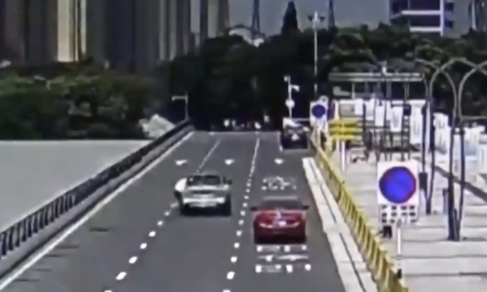 The Nanjinger - Policeman Dragged 270M by Uncooperative Ride Hailing DriverThe Nanjinger - Policeman Dragged 270M by Uncooperative Ride Hailing Driver