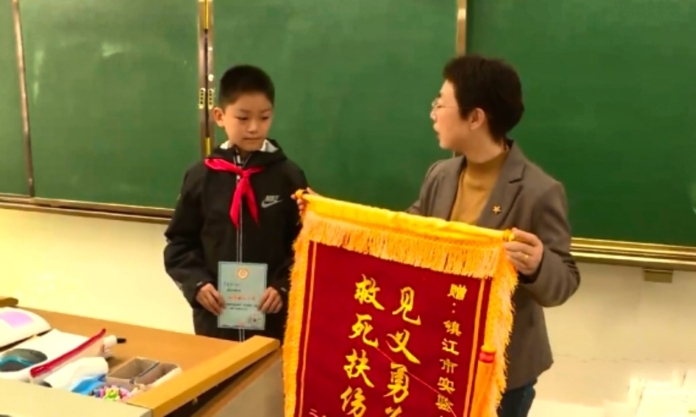 The Nanjinger - CPR from 11 Year Old Saves 60 Year Old Sunstroke Victim