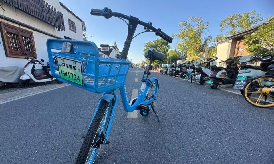 China Lifestyle - Getting around China by Taxi and Bike