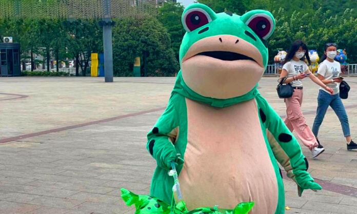The Nanjinger - Nanjing Frog Lady Goes Viral! But Who is She and Why She Do it?