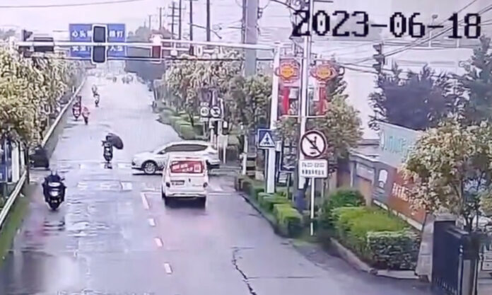 The Nanjinger - Accident in Yangzhou Reminds of Dangers Inherent in Riding with Umbrellas