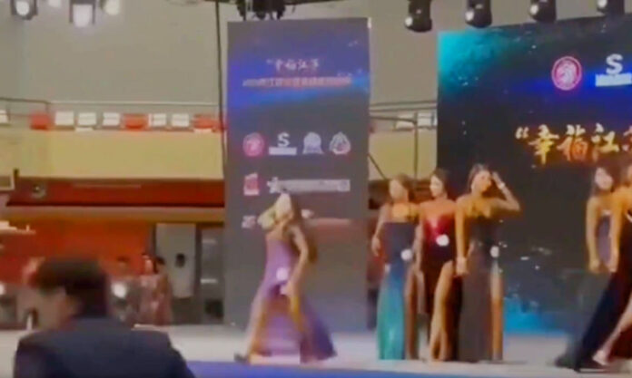 The Nanjinger - Shoe Thrown at Judge in Jiangsu Fitness & Bodybuilding Championships