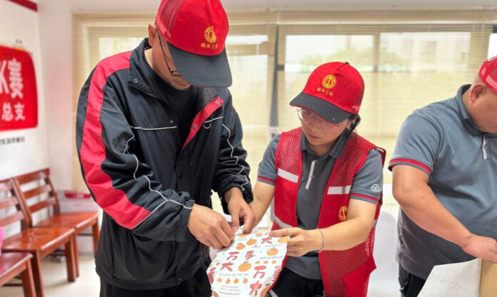 The Nanjinger - Courier Riders in Suzhou Persuade Residents to Use Recycled Packaging