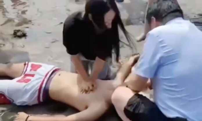 The Nanjinger - Nurse from Suqian Performs CPR to Save Drowned Boy on Beach