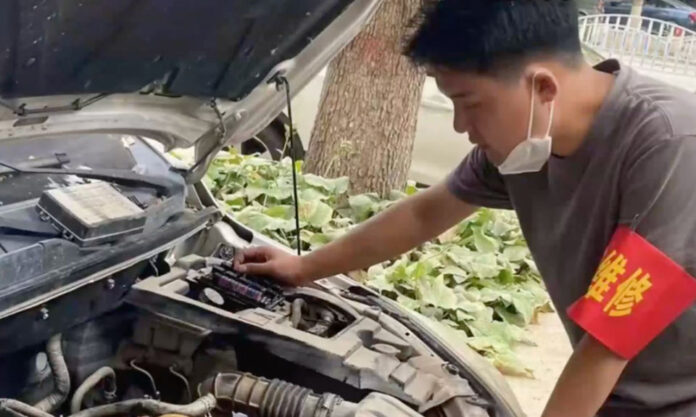 The Nanjinger - Wuxi Man Travels 1,148KM to Donate Free Flooded Car Repairs