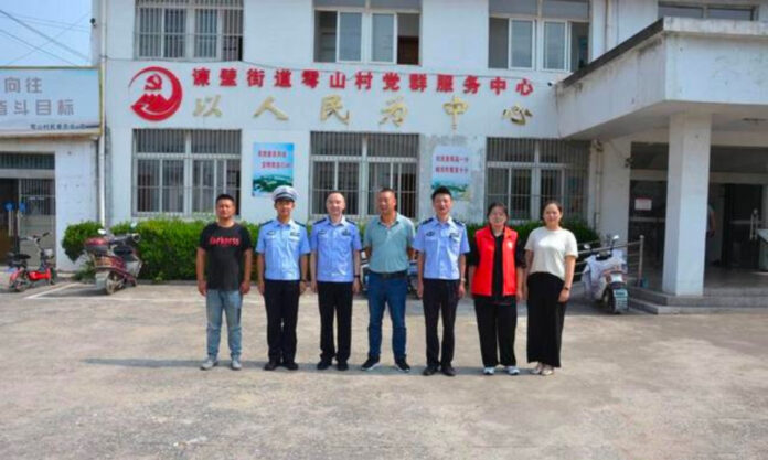 The Nanjinger - Zhenjiang Police Road Show Talks Traffic Safety in Local Villages