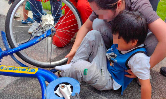 The Nanjinger - Boy Stuck in Bike in Zhenjiang; Public Reminded Kids Not Permitted to Ride Bikes