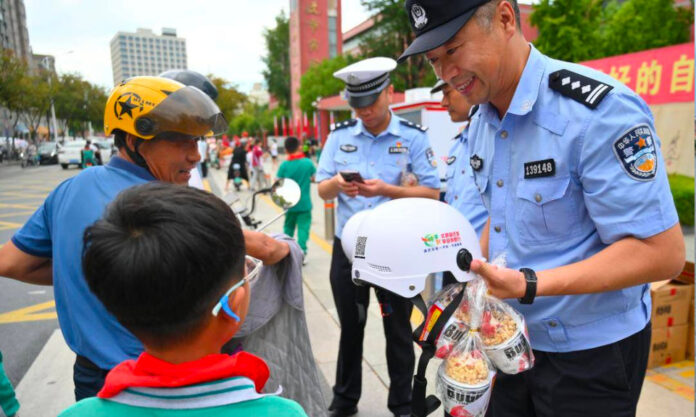 The Nanjinger - Police Lend Free Helmets to E-bike Riders in Suqian (after Fining them)