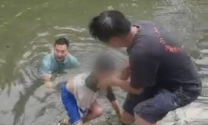 The Nanjinger - Police in Changzhou Reward Local Man for Saving 2 Children from Drowning