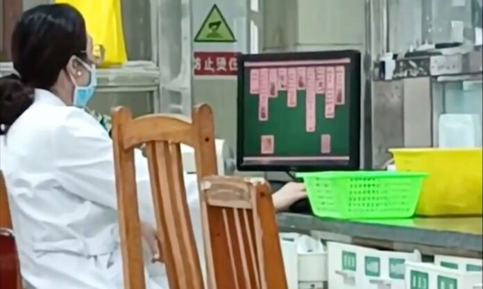 The Nanjinger - Changzhou Nurse Plays Games between Injections & Changing Dressings