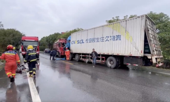 The Nanjinger - Dump Truck in Head on Collision with Container Lorry in Zhenjiang