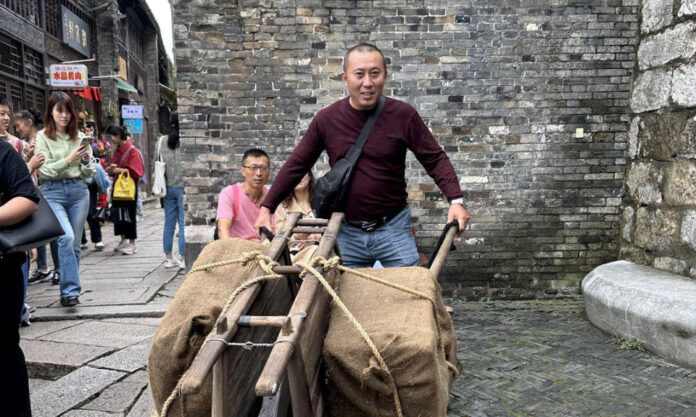 The Nanjinger - Wheelbarrow Pushing is New Craze in Zhenjiang Tourist Attraction