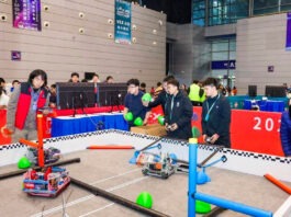 The Nanjinger - 4,000 Attend 1st Ever VEX Robotics Competition in China Held in Wuxi