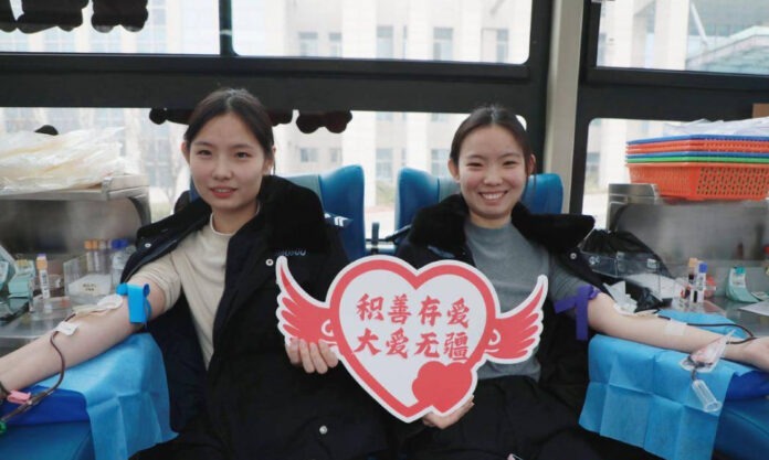 The Nanjinger - 88 Auxiliary Police Officers Line up to Donate Blood in Lianyungang