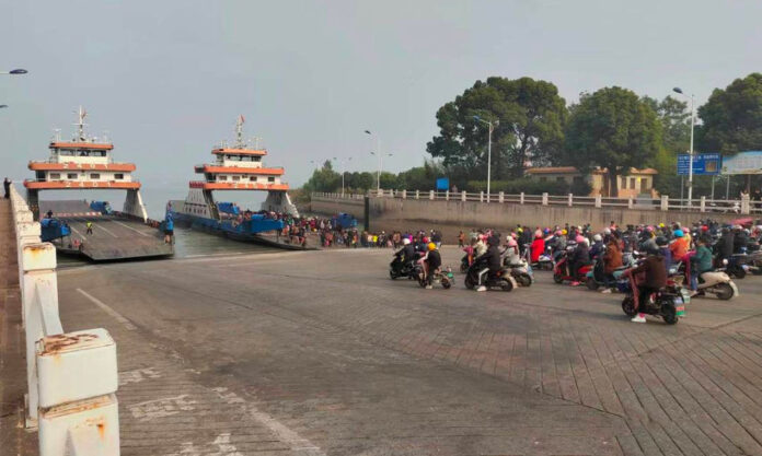 The Nanjinger - Friendly Reminder to Zhenjiang E-bike Users; Don’t Forcibly Board Ferry