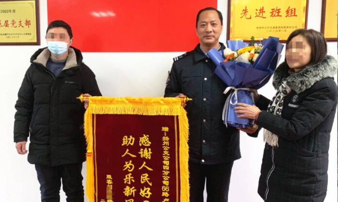 The Nanjinger - Yangzhou Route 66 Bus Driver Runs Red Lights to Save Sick Passengers