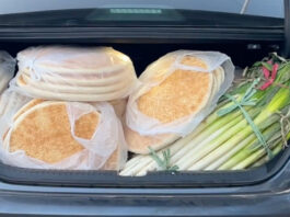 The Nanjinger - 200 KG of Flatbread Taken back to Work by Xuzhou Boy; Can Eat for Months!