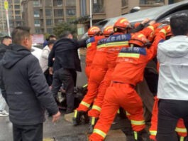 The Nanjinger - Car Physically Lifted off Run over E-Bike Rider by Firefighters in Zhenjiang