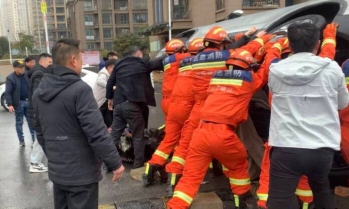 The Nanjinger - Car Physically Lifted off Run over E-Bike Rider by Firefighters in Zhenjiang
