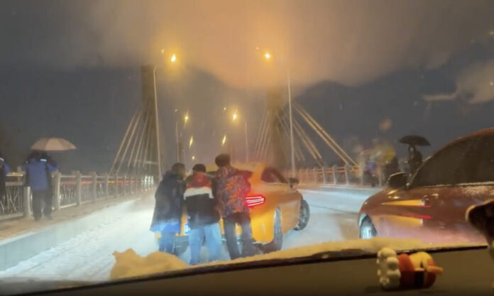 The Nanjinger - Children Push to Safety Car Stranded by Ice on Bridge in Yangzhou