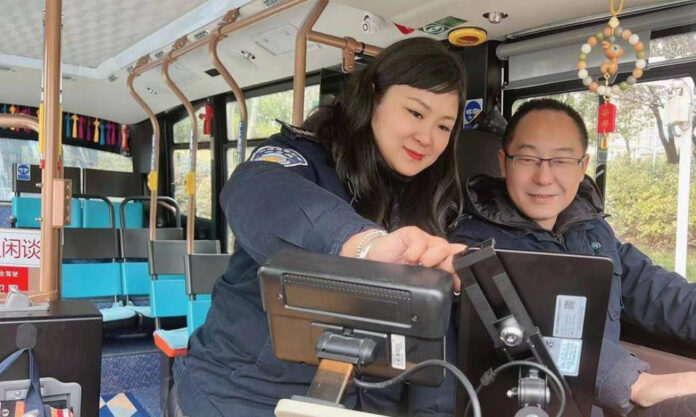 The Nanjinger - Dynamic Bus Driving Husband & Wife Team are Hit in Wuxi
