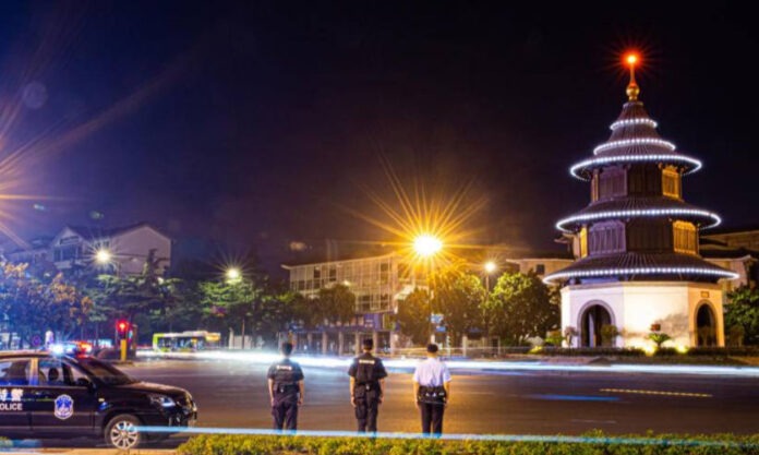The Nanjinger - Yangzhou Releases Video Saluting Police Standing Guard while all around Celebrate